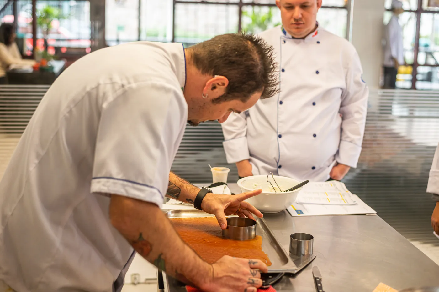 Chef Fabio Mattos em aula de gastronomia molecular