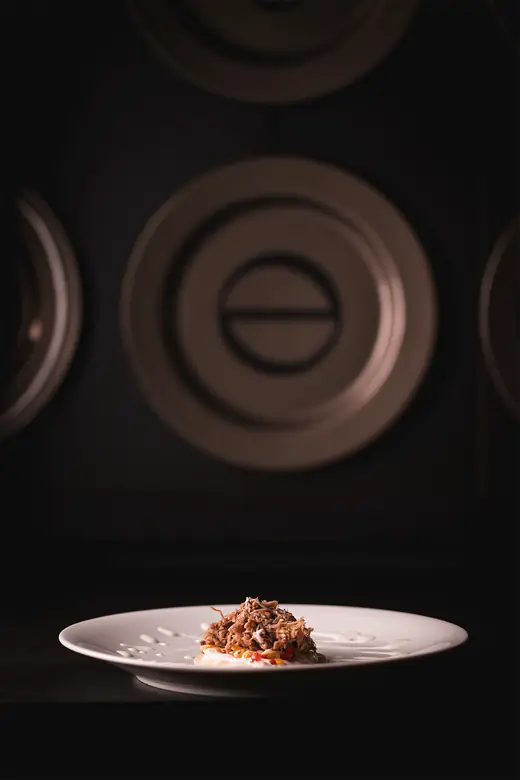 Chef executando uma técnica de gastronomia molecular